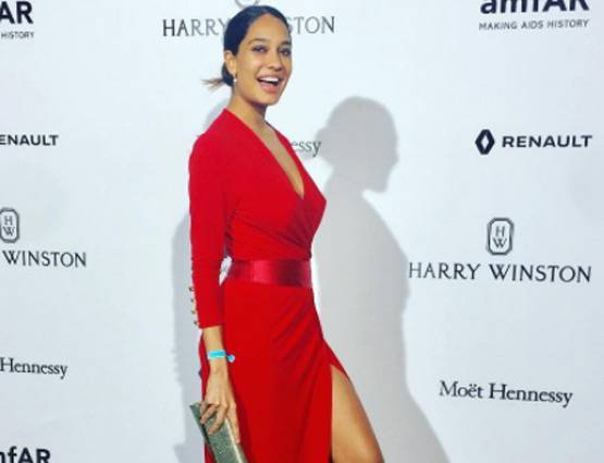 बीच पर पति के साथ लीजा हेडन, यूं मनाई 1st वेडिंग एनिवर्सरी