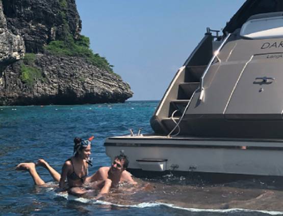 बीच पर पति के साथ लीजा हेडन, यूं मनाई 1st वेडिंग एनिवर्सरी