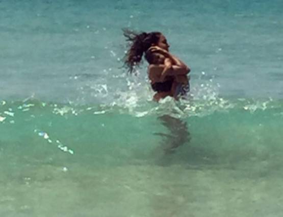 बीच पर पति के साथ लीजा हेडन, यूं मनाई 1st वेडिंग एनिवर्सरी