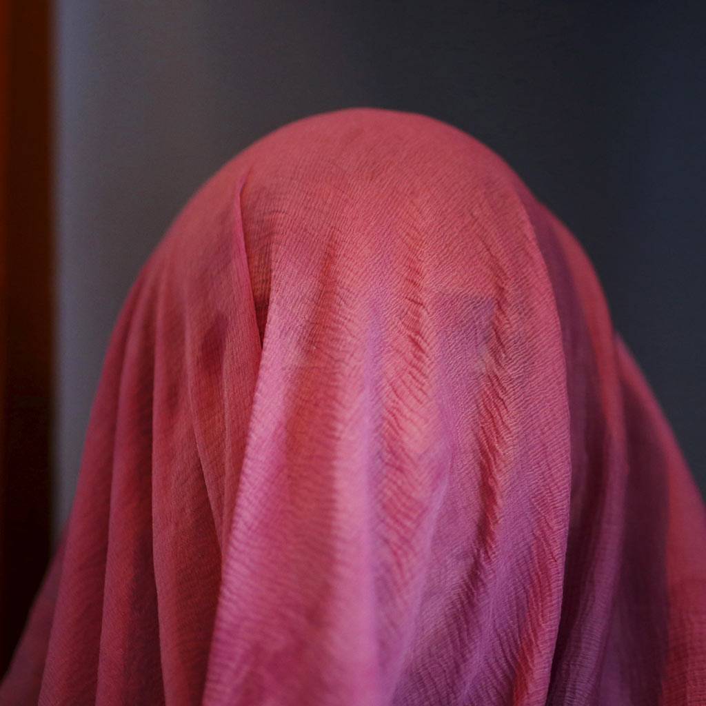 महिला को 4 दिनों में 100 पुरुषों के साथ सोने पर किया मजबूर