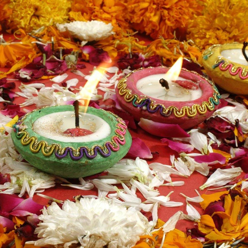 इन 8 टिप्स की मदद से घर में ही बनाएं डिजाइनर दीये