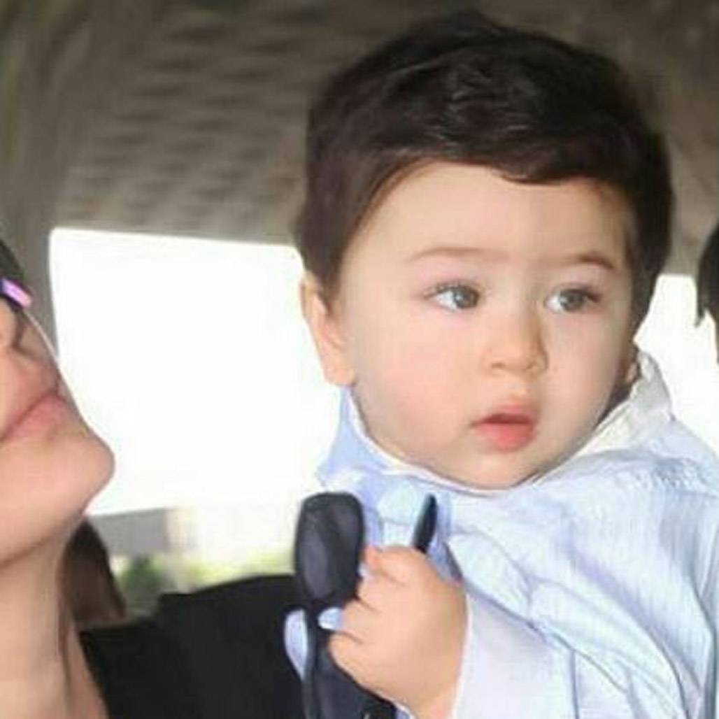 नानी संग मस्ती करते नजर आए तैमूर, देखें क्यूट तस्वीरें