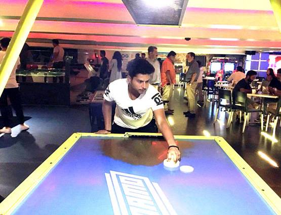 'फाइनल' से पहले कोहली ने बल्ले की बजाए क्यू स्टिक से साधा निशाना