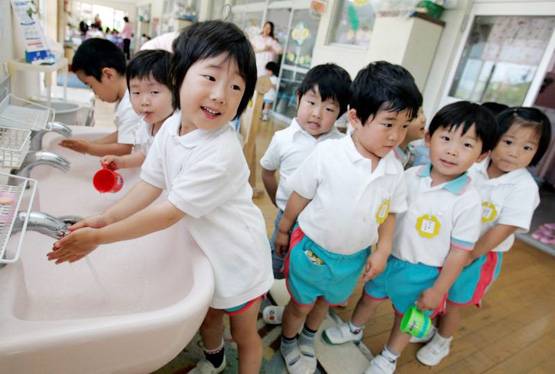 घटती आबादी से चिंतित हैं ये देश, उठा रहे ये कदम