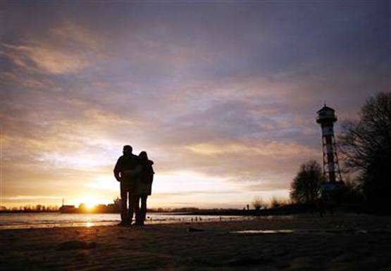 घटती आबादी से चिंतित हैं ये देश, उठा रहे ये कदम