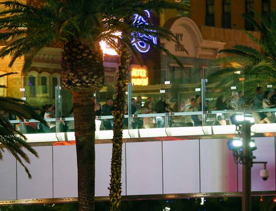 कसीनो में मशीन गन से फायरिंग, तस्वीरों में देखें पूरा मंजर