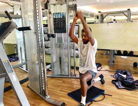 'फाइनल' से पहले कोहली ने बल्ले की बजाए क्यू स्टिक से साधा निशाना