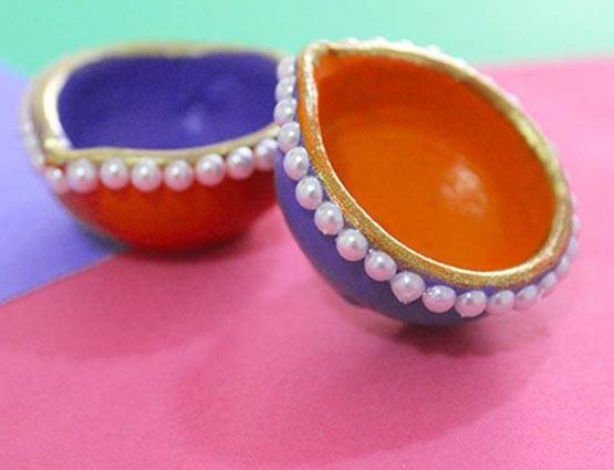 इन 8 टिप्स की मदद से घर में ही बनाएं डिजाइनर दीये