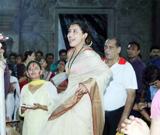दुर्गा पंडाल में सिंदूर खेला का जश्न मनाने पहुंचीं रानी मुखर्जी, देखें PHOTOS