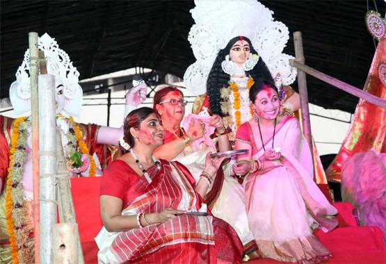 दुर्गा पंडाल में सिंदूर खेला का जश्न मनाने पहुंचीं रानी मुखर्जी, देखें PHOTOS