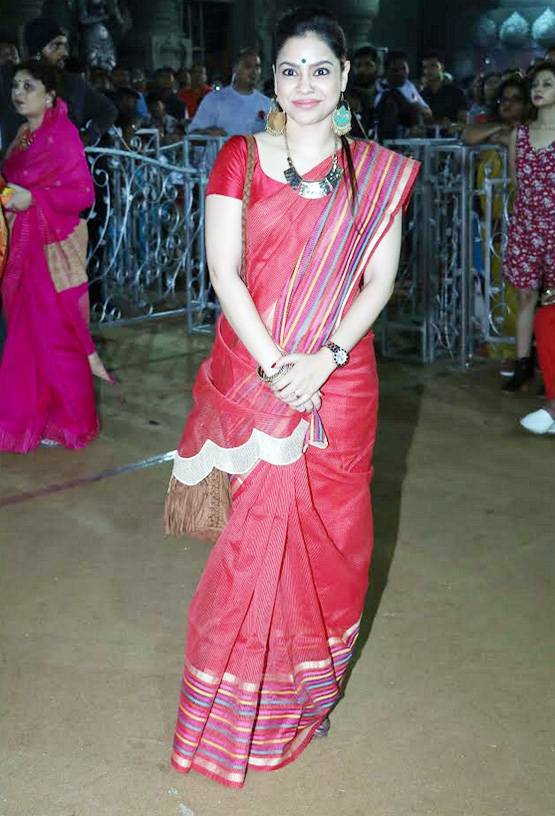 दुर्गा पंडाल में सिंदूर खेला का जश्न मनाने पहुंचीं रानी मुखर्जी, देखें PHOTOS