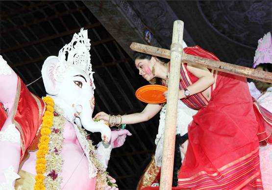 दुर्गा पंडाल में सिंदूर खेला का जश्न मनाने पहुंचीं रानी मुखर्जी, देखें PHOTOS