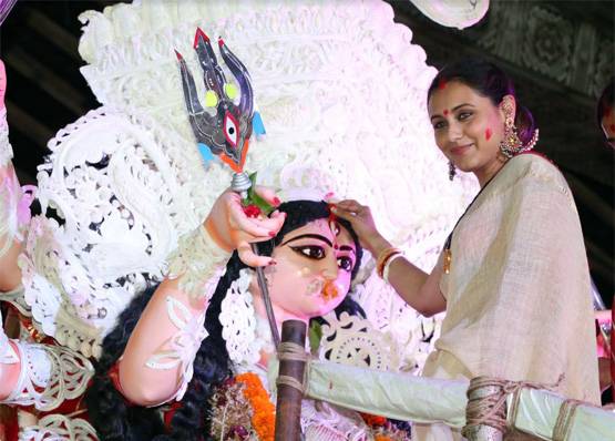 दुर्गा पंडाल में सिंदूर खेला का जश्न मनाने पहुंचीं रानी मुखर्जी, देखें PHOTOS