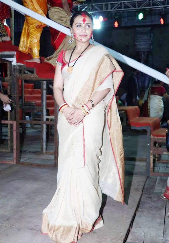 दुर्गा पंडाल में सिंदूर खेला का जश्न मनाने पहुंचीं रानी मुखर्जी, देखें PHOTOS