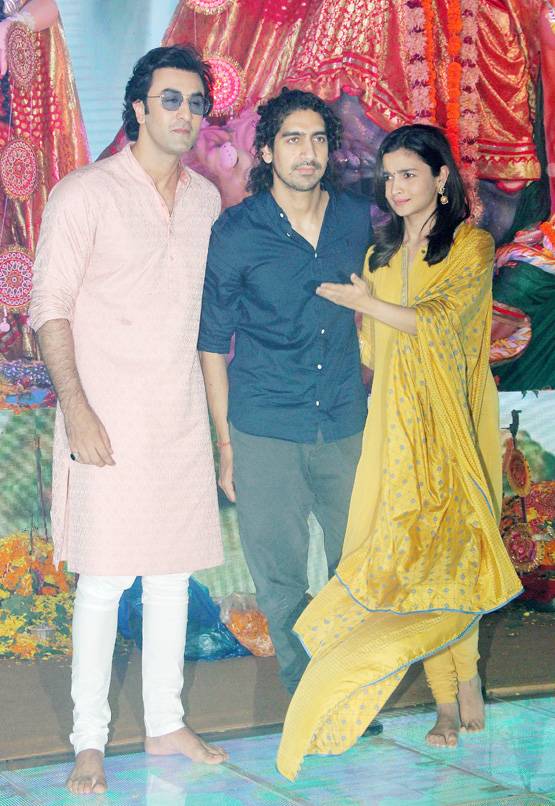 दुर्गा पंडाल में सिंदूर खेला का जश्न मनाने पहुंचीं रानी मुखर्जी, देखें PHOTOS