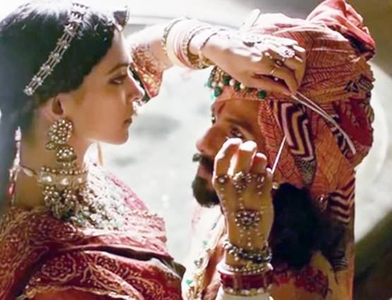 Box office पर हिट होगी दीपिका-शाहिद और रणवीर की #Padmavati!