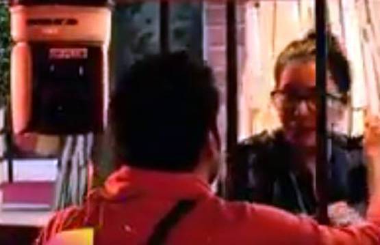 'भाबी' जी को सबसे बड़े 'दुश्मन' ने किया किस, PHOTOS वायरल