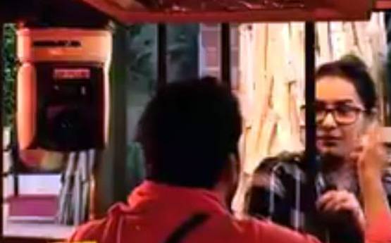 'भाबी' जी को सबसे बड़े 'दुश्मन' ने किया किस, PHOTOS वायरल