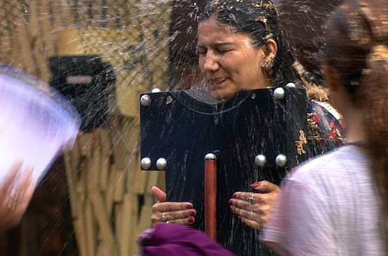 'भाबी' जी को सबसे बड़े 'दुश्मन' ने किया किस, PHOTOS वायरल