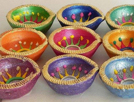 इन 8 टिप्स की मदद से घर में ही बनाएं डिजाइनर दीये