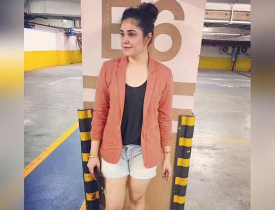 रियल लाइफ में इतनी ग्लैमरस हैं जायरा वसीम की ऑनस्क्रीन मां