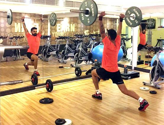 'फाइनल' से पहले कोहली ने बल्ले की बजाए क्यू स्टिक से साधा निशाना