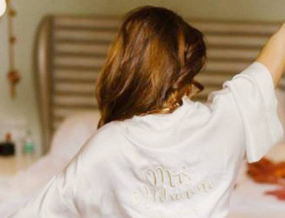 नागार्जुन की बहू ने शेयर की हनीमून Photos, गाउन पर लिखा ये नाम...