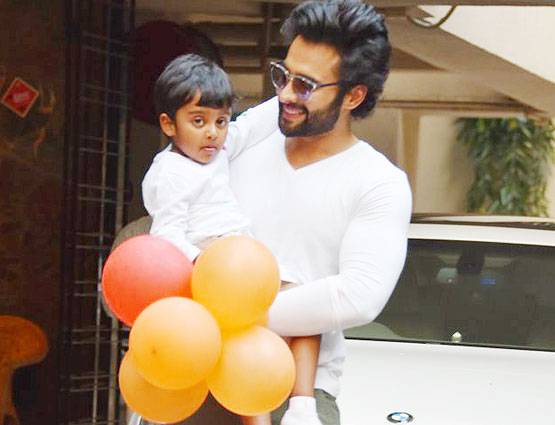 बर्थडे पार्टी में शाहिद की बेटी ने किया मम्मी को पेंट, देखें PHOTOS