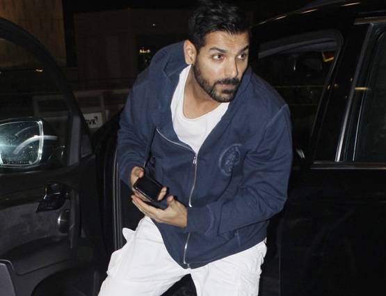 जॉन अब्राहम और प्रिया रुंचाल के बीच सब ठीक, ये तस्वीरें हैं सबूत