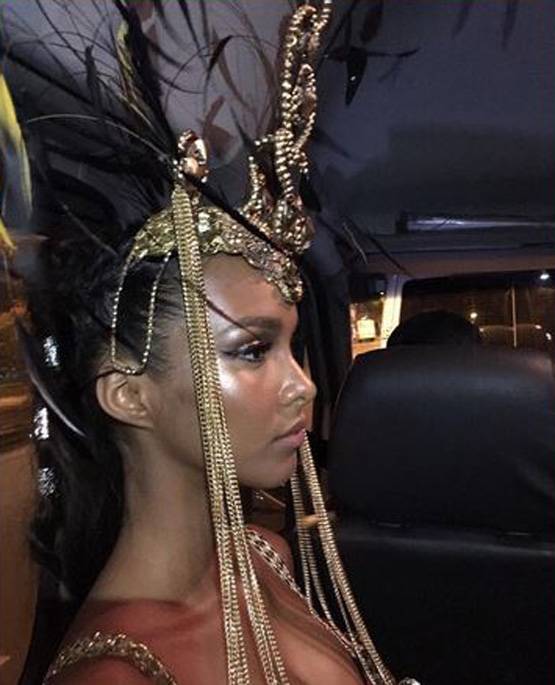 इस सीक्रेट फैशन शो का मंच तैयार, ये मॉडल पहनेगी लाखों की लॉन्‍जरी