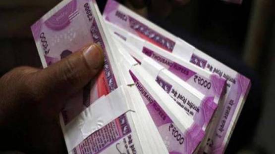 महिलाएं भूलकर भी ना करें ये काम, घर में बढ़ जाएगी दरिद्रता