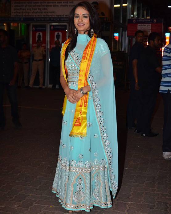 'बप्पा' के दर्शन करने सिद्धिविनायक पहुंचीं मानुषी छिल्लर, PHOTOS