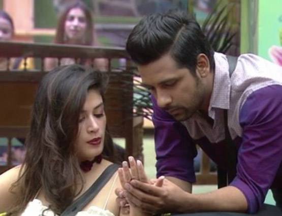 PHOTOS: रजाई तो कभी बाथरूम, ऐसे पुनीश-बंदगी कर रहे हदें पार