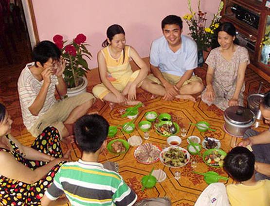 जमीन पर बैठकर खाना खाने से सेहत को होते हैं इतने फायदे!