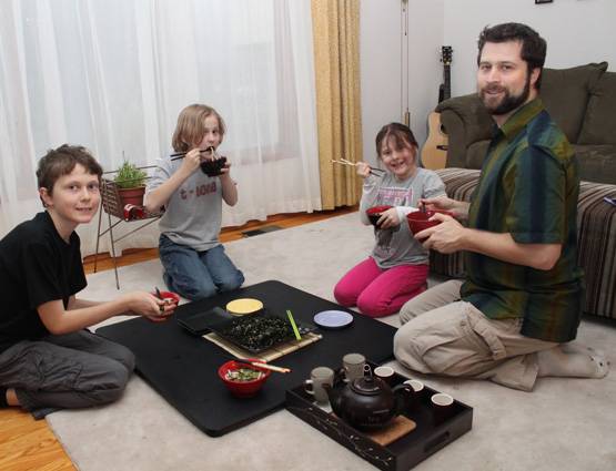 जमीन पर बैठकर खाना खाने से सेहत को होते हैं इतने फायदे!