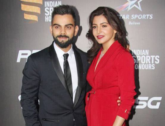 जब हाथों में हाथ डाले नजर आए विराट-अनुष्का, देखें PHOTOS