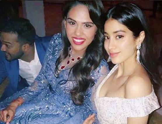 जाह्नवी कपूर ने इंस्टाग्राम अकाउंट किया पब्लिक, देखें 10 BEST PHOTOS