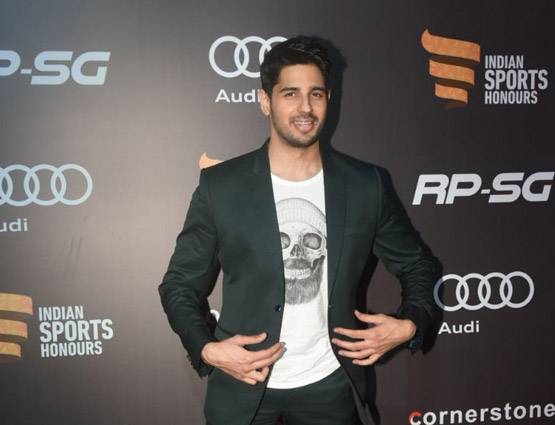 जब हाथों में हाथ डाले नजर आए विराट-अनुष्का, देखें PHOTOS