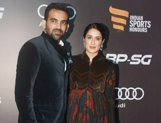 जब हाथों में हाथ डाले नजर आए विराट-अनुष्का, देखें PHOTOS