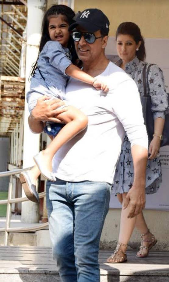 परिवार के साथ अक्षय कुमार ने देखी फिल्म, सभी का दिखा DENIM लुक