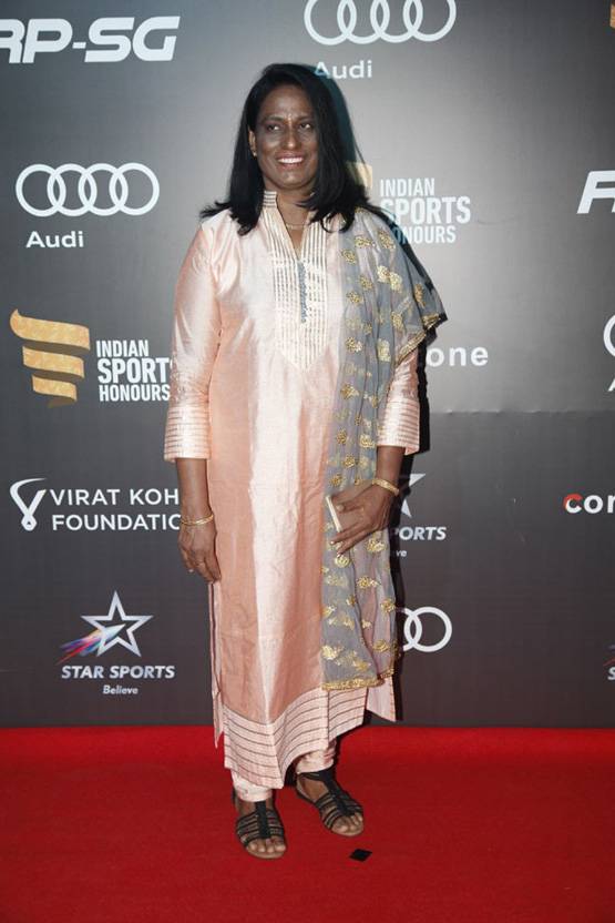 रेड कारपेट पर चमके सितारे, हाथ में हाथ डाले दिखे विराट-अनुष्‍का