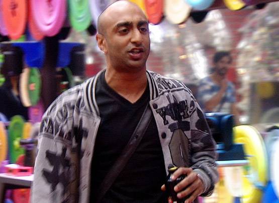 गुस्साए सलमान ने छोड़ा सेट, वजह है आकाश-पुनीश की डर्टी फाइट