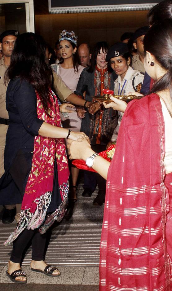 दुनिया जीतकर लौटीं MISS WORLD मानुषी, देखें PHOTOS
