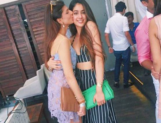 जाह्नवी कपूर ने इंस्टाग्राम अकाउंट किया पब्लिक, देखें 10 BEST PHOTOS