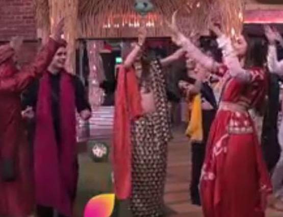 यहां रुकी पद्मावती की रिलीज, वहीं 'घूमर' कर रही हैं दीपिका