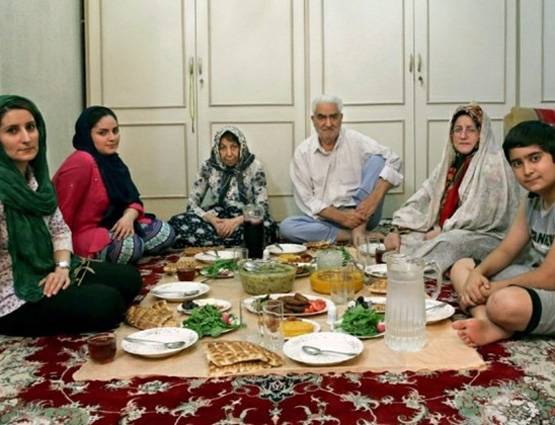 जमीन पर बैठकर खाना खाने से सेहत को होते हैं इतने फायदे!