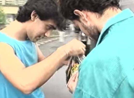 आमिर को क्यों चिपकाने पड़े ऑटो रिक्शा के पीछे पोस्टर?