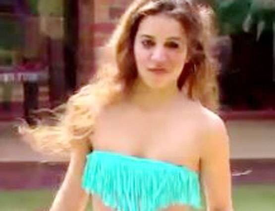 Bigg Boss के घर में पूल पार्टी, साड़ी में नजर आईं अर्शी खान