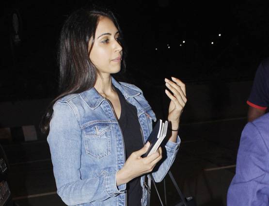 जॉन अब्राहम और प्रिया रुंचाल के बीच सब ठीक, ये तस्वीरें हैं सबूत