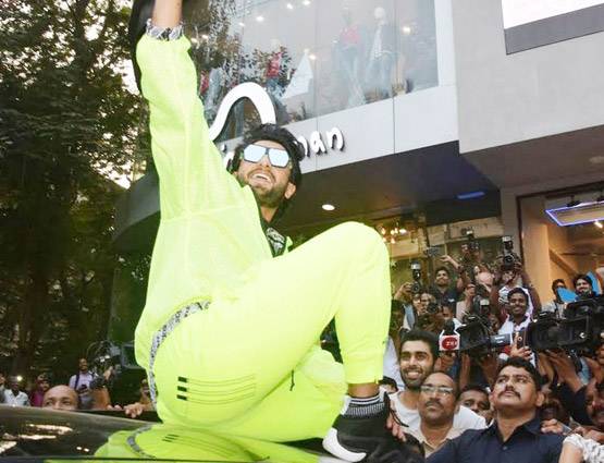 पद्मावती के विरोध का नहीं है 'डर', कार की छत पर ऐसे दिखे खिलजी!